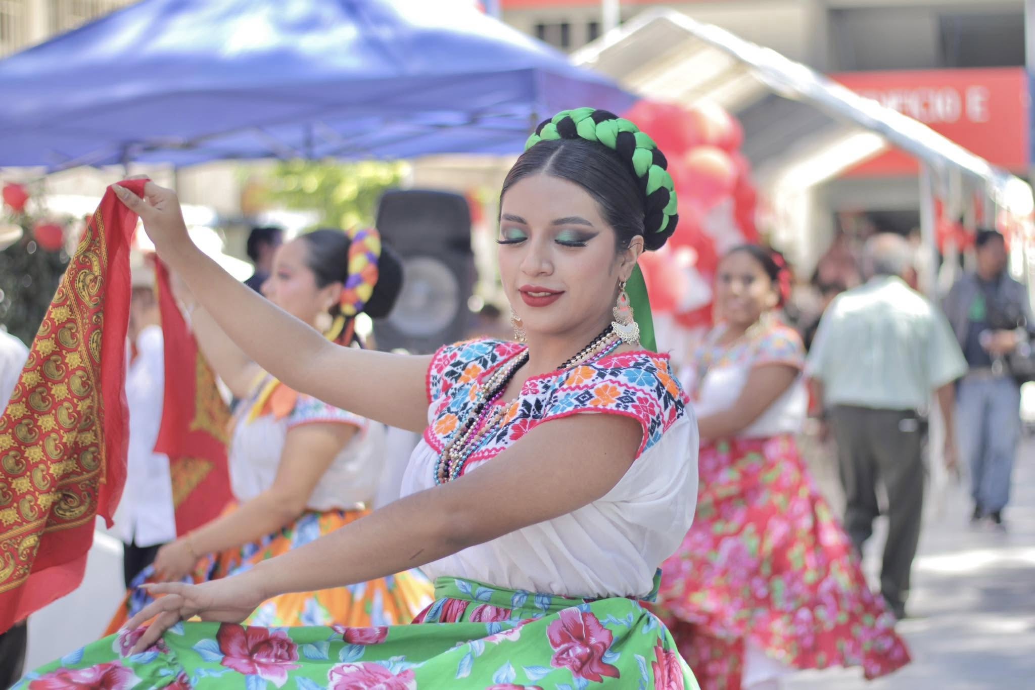 Bailarina folclórica guerrerense en jornada cultural de la Alianza