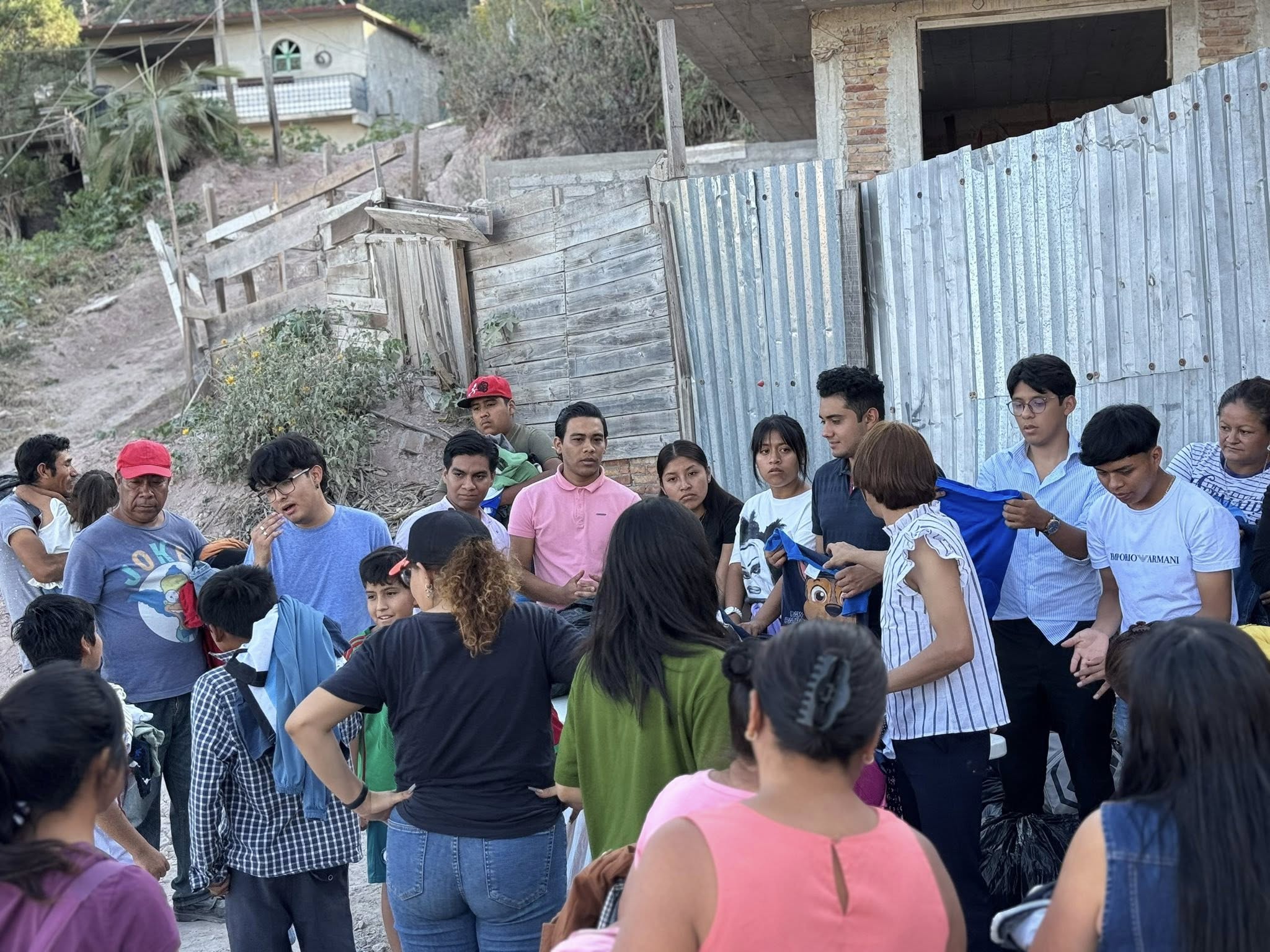 Colecta y distribución de ropa en colonia popular