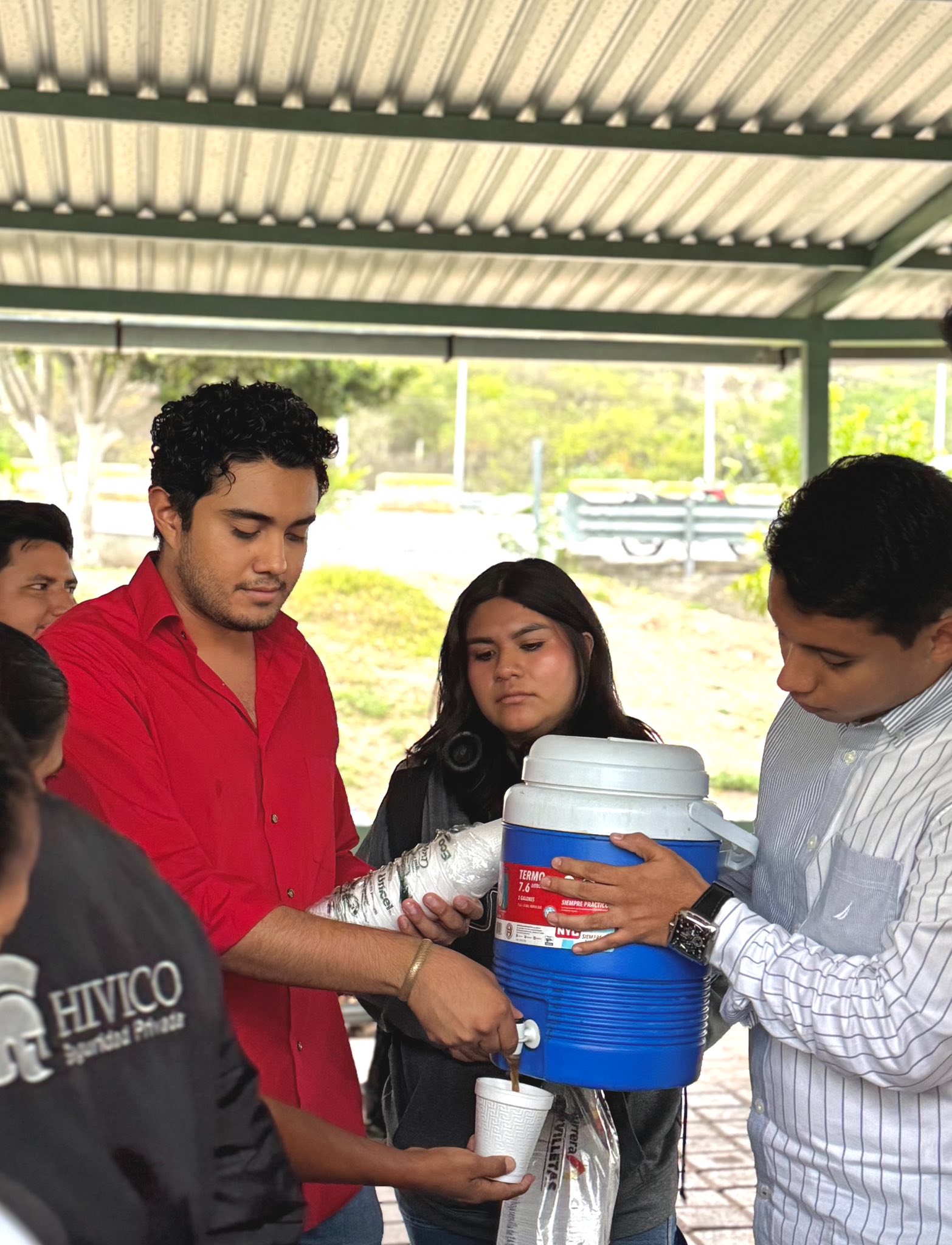 Voluntarios sirviendo bebida caliente durante jornada