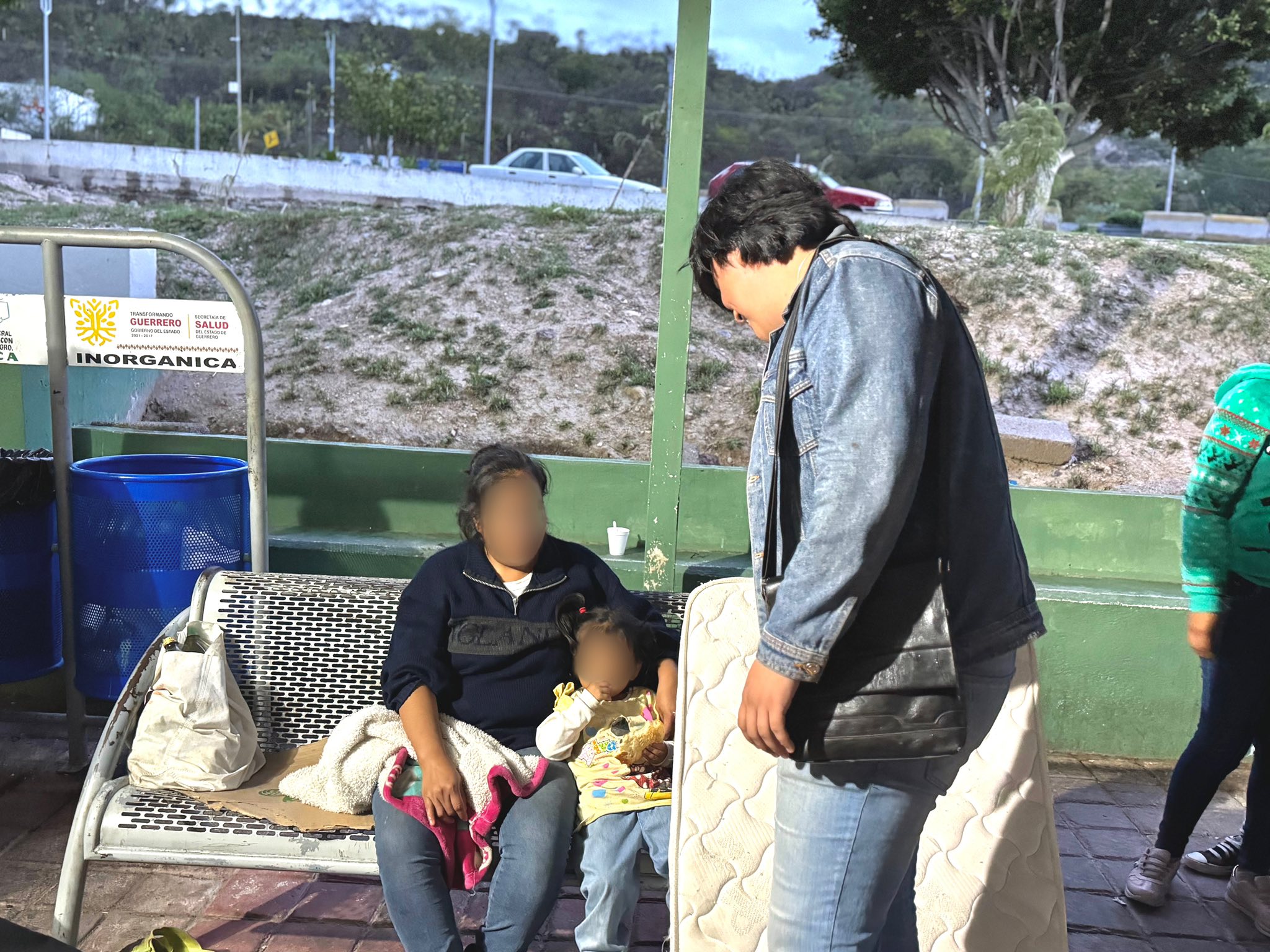 Joven entregando apoyo a una madre con su hija