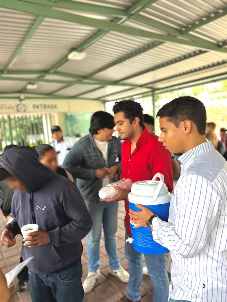 Voluntarios de la Alianza distribuyendo bebidas en una jornada comunitaria