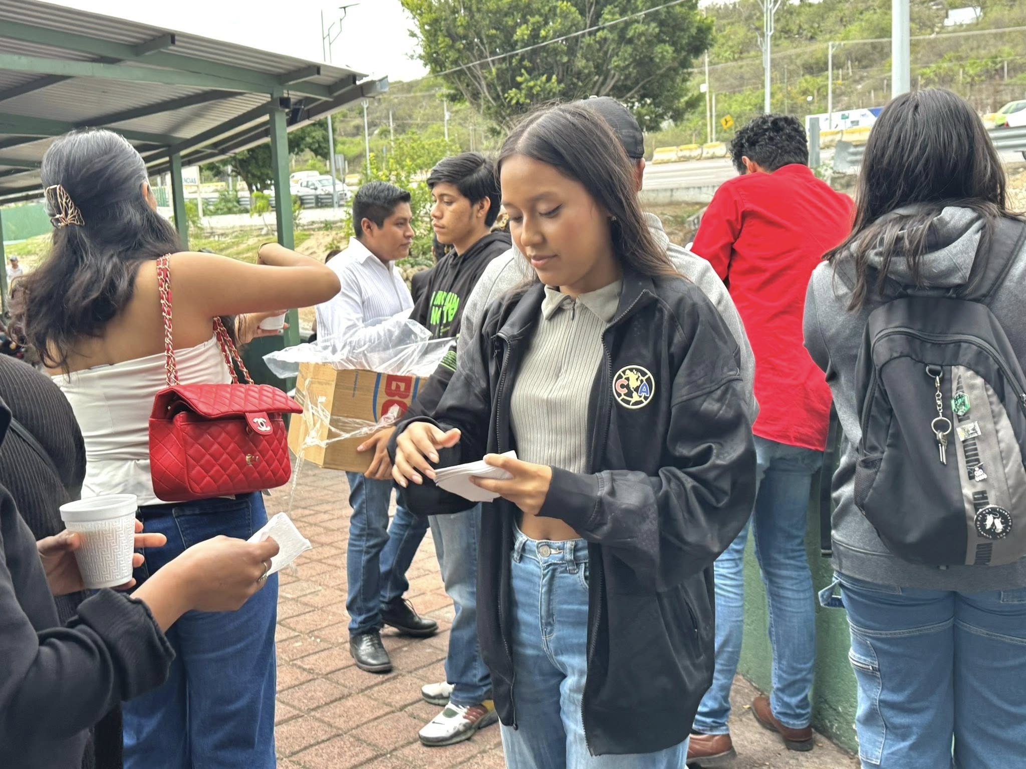 Voluntaria registrando entregas durante una brigada