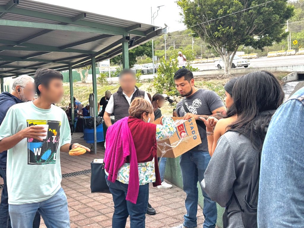 Brigada de la Alianza distribuyendo cajas de apoyo a familias guerrerenses